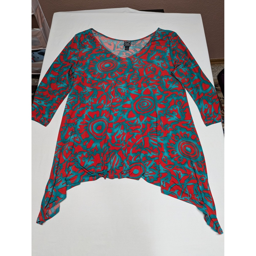 Clara Sunwoo Red Teal Abstract Sunburst Sharkbite Tunic Top V-Neck 3/4 Sleeve L